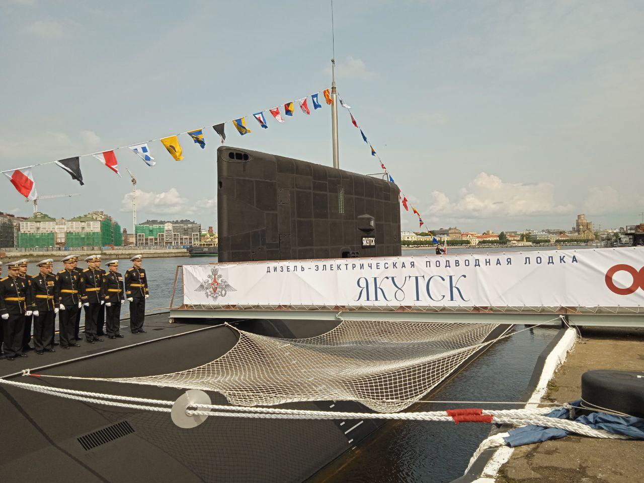 Подлодку «Якутск» торжественно приняли в состав ВМФ РФ. Церемония прошла в Петербурге. Подпишись, Правда за нами