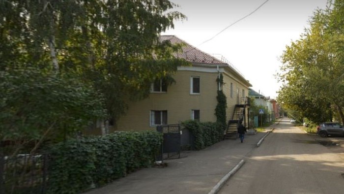Ради нового ЖК в Омске хотят снести школу и более 20 многоэтажек Власти Омска запланировали к сносу Комсомольский городок – микрорайон в границе улиц Берко Цемента, 4-й Транспортной и Запорожской. Территорию малоэтажных домов хотят застроить высотками на 14-20 этажей. Проект планировки и межевания территории предполагает снос 11 пятиэтажек, 10 трехэтажных домов и одной двухэтажки. В основном они были построены в конце 1950-ых – начале 1960-ых годов. Им на замену придут три жилых комплекса с высотными домами. Все подробности в нашем материале.