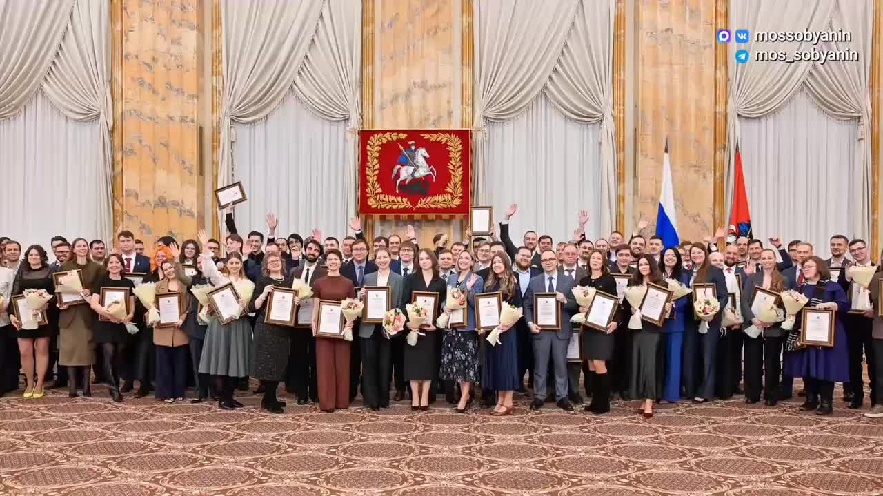 Сергей Собянин вручил премии 77 молодым исследователям в преддверии Дня науки