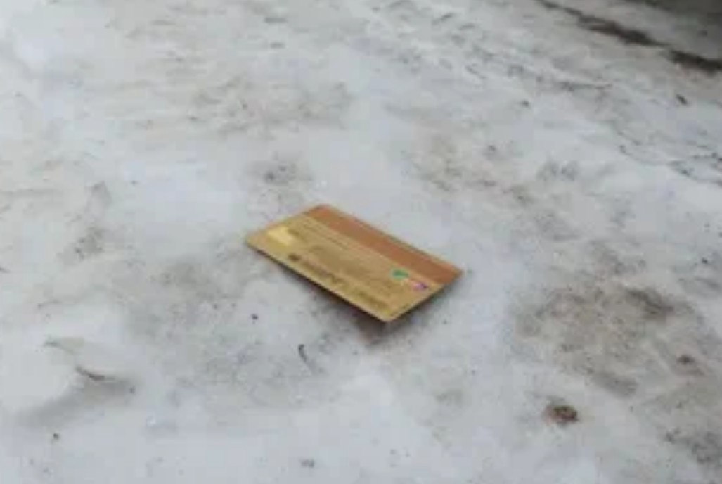 Сотрудники уголовного розыска ОМВД России по г Саяногорску раскрыли кражу денежных средств с банковского счёта жителя Майна В ОМВД России по г Саяногорску обратился пенсионер из посёлка Майна с заявлением о том что он потерял свою банковскую карту а впоследствии с неё кто то совершил покупки   Сотрудниками уголовного розыска было установлено что платёжное средство нашёл 56 летний саяногорец Используя функцию бесконтактной оплаты он совершил три покупки в разных магазинах Майна на сумму около 3300 рублей приобретя продукты питания и алкогольные напитки Когда очередная оплата не прошла мужчина понял что средства закончились и выбросил карту Несмотря на то что ущерб потерпевшему саяногорец возместил в отношении горожанина возбуждено и расследуется уголовное дело по признакам преступления предусмотренного ч 3 ст 158 УК РФ за кражу с банковского счёта Совершение указанного преступного деяния наказывается лишением свободы на срок до 6 лет   Сотрудники полиции в очередной раз предупреждают об уголовной ответственности за трату чужих денег Если вы нашли кем то потерянную банковскую карту примите меры к поиску владельца либо отнесите находку в банк или полицию Если вы начнёте ею пользоваться станете фигурантом уголовного дела хакасия полицияхакасии мвдхакасии мвд19 саяногорск кражасбанковскогосчета преступление Подписаться на наши страницы в MAX VK Telegram