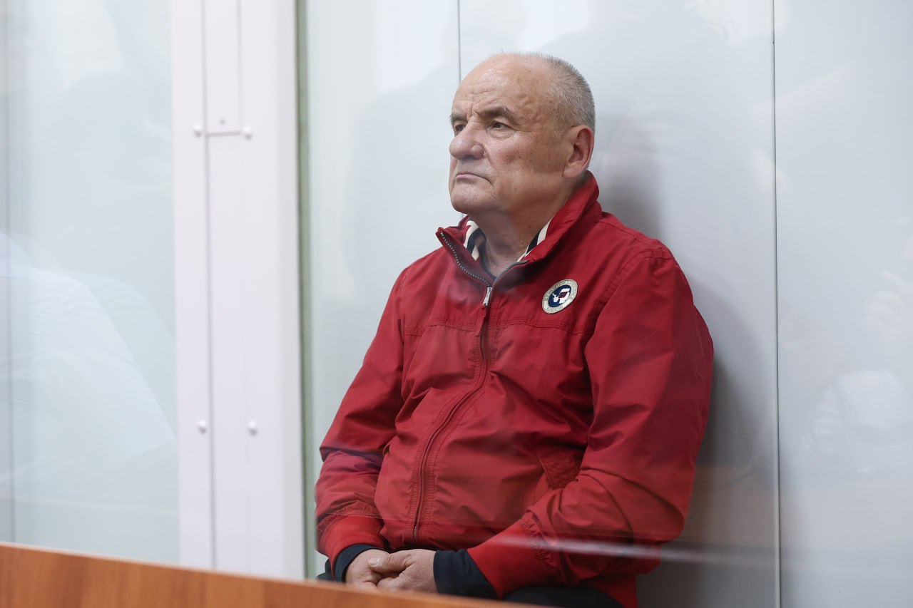 Адвокат сообщил о тяжелом состоянии бывшего замглавы Минобороны Павла Попова Об этом ТАСС рассказал его адвокат Денис Сагач. В мае Попова экстренно перевели из СИЗО «Лефортово» в НИИ скорой помощи им. Н. В. Склифосовского. По словам правозащитника, врачи пока не дают никаких прогнозов. «Наш подзащитный продолжает находиться в НИИ имени Склифосовского в тяжелом состоянии, исключающем его участие в каких-либо следственных действиях или судебных заседаниях», — сказал Сагач. По словам адвоката, у генерала еще до ареста были диагностированы проблемы с лишним весом, давлением, сердцем и высоким содержанием сахара. Правозащитник отметил, что военный суд продлил экс-замминистра срок ареста еще на месяц, до 21 июля : Сергей Булкин / ТАСС