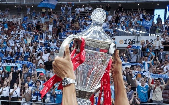 ФУТБОЛ СТАЛИ ИЗВЕСТНЫ ВСЕ УЧАСТНИКИ ЧЕТВЕРТЬФИНАЛА КУБКА РОССИИ Тульский Арсенал стал последним четвертьфиналистом пути регионов Фонбет Кубка России по футболу В шестом раунде тульская команда в гостях переиграла воронежский Факел со счетом 3 2 Победный гол на 90 й минуте забил Данил Липовой Ранее в четверг путевку в плей офф также завоевал нижнекамский Нефтехимик обыгравший Уфу в серии пенальти 1 1 3 1 Таким образом определились пары первого этапа четвертьфинала пути регионов нижней сетки плей офф КАМАЗ Крылья Советов Арсенал Рубин Торпедо Балтика Нефтехимик Ростов В четвертьфинале пути РПЛ верхней сетки в двухматчевых четвертьфиналах встретятся Спартак Локомотив Динамо Москва Зенит Динамо Махачкала ЦСКА Оренбург Краснодар Первые матчи плей офф пути РПЛ пройдут 5 и 6 ноября пути регионов в период с 25 по 27 ноября В прошлом сезоне в суперфинале турнира ЦСКА победил Ростов ФОТО Валерий Шарифулин ТАСС аврорамедиа футбол Telegram экосистема АВРОРА  МЕДИА МЕДИА НОВОСТИ РЕГИОН ЛАЙФ СПОРТ ГЕРЛЗ ХАЙТЕК ПЕРСОНЫ ИНСАЙД КРИМИНАЛ МОЛОДОСТЬ LIVE АВРОРА  МЕДИА YOUTUBE RUTUBE