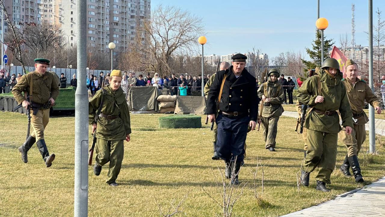 Завтра в Краснодаре покажут реконструкцию боя в честь Дня освобождения города.  В субботу, 8 февраля, в 12:00 в сквере Льва Толстого на улице Славянской, 28 пройдёт театрализованная программа «Знамя Победы над городом». Организаторы покажут реконструкцию одного из боёв в городе в начале февраля 1943 года.   По сценарию советские бойцы будут штурмовать укреплённый немецкий пункт. Действие пройдёт под выстрелы из охолощённого оружия. Зрителям расскажут о подвигах краснодарских партизан и о том, как жил Краснодар в период оккупации, сообщает пресс-служба мэрии    ТК Краснодар   Подписаться