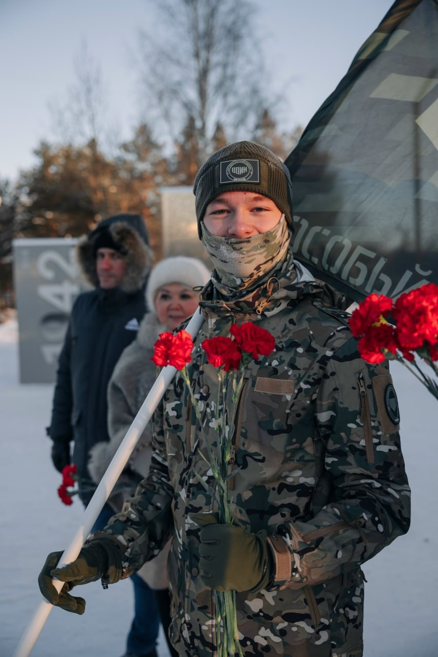 415 воспитанников Центра ВОИН получили ступени отличия Курсант боец и Курсант гвардеец Приказ о присвоении ступеней отличия курсантам достигшим высоких показателей в освоении программы обучения и проявивших себя подписал директор Центра ВОИН Дмитрий Шевченко  Система ступеней отличия Курсант новобранец Курсант Курсант боец и Курсант гвардеец воспитанникам Центра ВОИН внедрена в ноябре 2025 года по поручению полпреда Президента на Дальнем Востоке Председателя Наблюдательного совета Центра ВОИН Юрия Трутнева Внедрение системы ступеней отличия делает обучение курсантов в Центре ВОИН более мотивирующим а оценку прохождения обучения более справедливой Каждый видит что признание приходит через поступки и верность делу Они укрепляют дух соревнования взаимного уважения и ответственности вдохновляют курсантов на новые достижения делают их вклад в жизнь Центра ВОИН видимым и почетным Ступень Курсант гвардеец присвоена 88 ребятам из 15 регионов России Больше всего курсантов гвардейцев в Тюменской области 29 человек Хабаровском крае 12 Бурятии и Якутии по 10 Курсантами бойцами стали 327 воспитанников из всех региональных отделений Центра ВОИН Среди лидеров Белгородская область 34 человека Сахалинская область и Татарстан по 30 Волгоградская область 23 Ямало Ненецкий автономный округ 22 Кемеровская область Кузбасс 21 Ступени отличия являются неотъемлемой частью образовательного процесса и патриотического воспитания направлены на повышение мотивации курсантов к обучению и развитию освоению традиций и укреплению связи курсантов с Центром ВОИН Каждая ступень отличия присваивается за освоение образовательных программ активную общественную деятельность победу в соревнованиях и сопровождается торжественным вручением знаков различия