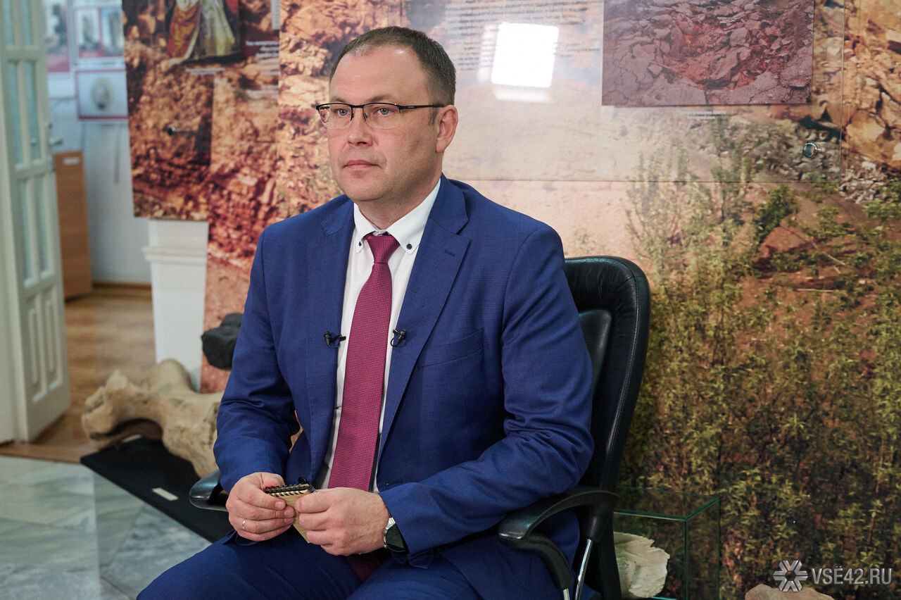 Информация тяжелая Илья Середюк высказался о ситуации в психоневрологическом интернате В своих соцсетях Илья Середюк опубликовал пост о ситуации в Прокопьевском интернате для людей с психоневрологическими заболеваниями Информация о произошедшем в психо неврологическом интернате Прокопьевска тяжелая Речь идёт о тяжело больных людях и человеческих жизнях написал глава региона Он отметил что на ситуацию власти отреагировали сразу Так с 24 января на месте работает комиссия Министерства труда и социальной защиты Правоохранители получили материалы требующие проверки Независимо от возраста состояния здоровья наличия или отсутствия родных каждый летальный случай требует внимательного разбора продолжил губернатор Сегодня Илья Середюк должен вернуться в регион После этого будет проведен штаб на него приглашены руководители профильных министерств депутаты и общественники В повестке выработка решений по текущей ситуации а также по работе подобных социальных учреждений в целом О дальнейших шагах и результатах кузбассовцев пообещали проинформировать     Подписаться на VSE42 Ru   Подписаться на нас в MAX