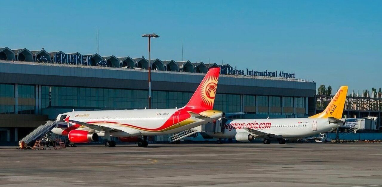 Аэропорт столицы Кыргызстана в августе сменит IATA-код на BSZ С 9 августа 2025 года международный аэропорт «Манас» поменяет свой код IATA — с FRU на BSZ, передает Госагентство гражданской авиации Кыргызстана. Напомним, в 1991 году столицу Кыргызстана переименовали из Фрунзе в Бишкек. Но код столичного аэропорта не меняли. Смена идентификационного кода вступит в силу через 90 дней с момента получения официального уведомления от IATA, направленного 9 мая 2025 года. Читайте также: China Road and Bridge Corporation проведет реконструкцию аэродрома в а/п «Манас» и «Ош» Logistan.info Логистика Авиаперевозки