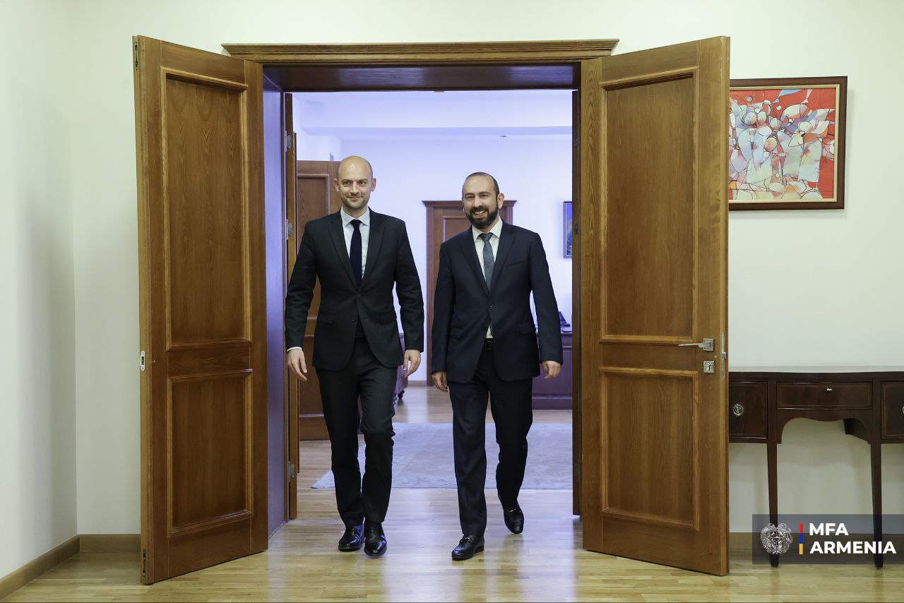 В МИД Армении состоялась встреча в формате тет-а-тет министра иностранных дел Армении Арарата Мирзояна и министра Европы и иностранных дел Французской Республики Жана-Ноэля Барро.