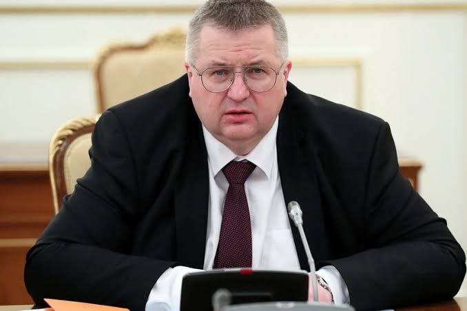 Грузопоток между Россией и Азербайджаном за первые полгода 2025 го увеличился на 13 и составил 6 8 млн тонн Импорт России из Азербайджана вырос за семь месяцев этого года на 9 5 до 742 4 млн заявил Оверчук Другие заявления вице премьера РФ Алексея Оверчука на трехсторонней встрече России Азербайджана и Ирана в Баку Россия Азербайджан и Иран вместе работают над развитием транспортных маршрутов включая международный транспортный коридор Север Юг Мы вместе работаем над решением вопросов повышения пропускной способности автомобильных пунктов пропуска перераспределением части грузопотока на железнодорожный транспорт совместной реализацией инфраструктурных проектов ускорением таможенного контроля и оптимизацией процедур в частности в рамках проектов Зелёный коридор и Упрощённый таможенный коридор Дальнейшая раскатка и развитие западного маршрута МТК Север Юг требуют совместной работы России Азербайджана и Ирана по расшивке узких мест и снятию имеющихся барьеров Для повышения привлекательности западного маршрута МТК Север Юг нам важно формировать гармонизированную транспортную инфраструктуру России Азербайджана и Ирана и создавать равные условия для всех добросовестных перевозчиков при прохождении государственной границы Также для раскатки западного маршрута железные дороги России Азербайджана и Ирана отрабатывают технологии мультимодального контейнерного сервиса применение скидок на инфраструктурные железнодорожные тарифы снятие инфраструктурных ограничений обсуждают гарантии обратной загрузки Россия со своей стороны в части железнодорожной инфраструктуры продолжает работы по переводу российского участка коридора Дербент Самур государственная граница на систему тяги переменного тока и строительству железнодорожного пункта пропуска Дербент С иранской стороной РФ продолжает реализацию соглашения от 2023 года по строительству железнодорожного отрезка Решт Астара В рамках развития автодорожной инфраструктуры РФ работает над оптимизацией и повышением пропускной способности пунктов пропуска с Азербайджаном В части автомобильных пунктов пропуска расположенных на российско азербайджанской государственной границе мы приняли меры которые позволили увеличить их пропускную способность в пять раз с 400 до 1900 грузовых транспортных средств в сутки После реконструкции автомобильных пунктов пропуска Ново Филя Тагиркент Казмаляр и Яраг Казмаляр суммарная пропускная способность для грузового транспорта на российской стороне составит 3 тыс транспортных средств в сутки Caucasian bureau