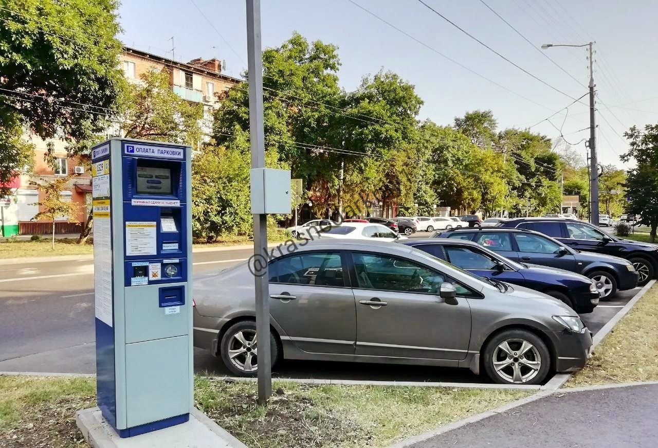 Штрафы за неоплату парковки продолжают приносить в бюджет Краснодара больше, чем парковки. За шесть месяцев 2025 года «Дорожный фонд» Краснодара пополнился на 446,6 млн рублей, из них: 191,4 млн рублей — от оплаты парковки; 255,2 млн рублей — от штрафов за неуплату. Это на 42% больше, чем за аналогичный период прошлого года. Благодаря нарушителям, в условиях ограниченного финансирования, дороги города удается содержать в удовлетворительном состоянии. Ваши видео высылайте нам в бот Подпишись поделись Прислать видео новость