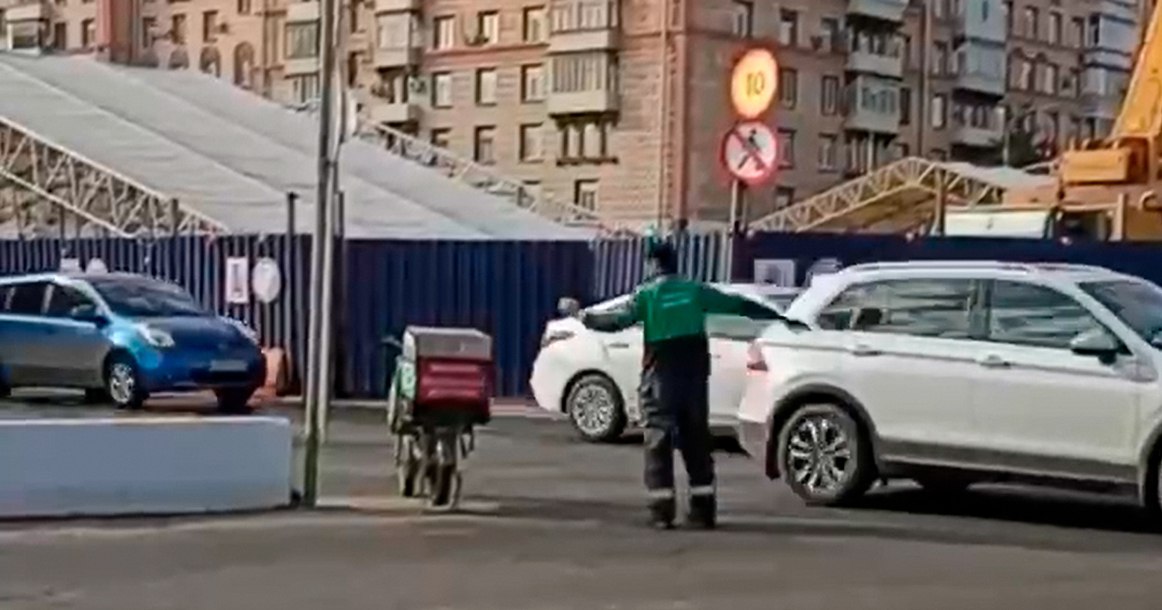 У «Академической» из-за сломавшегося светофора движение стал регулировать курьер Хоть о сегодняшних масштабных сбоях в связи с репетицией парада Победы предупреждали заранее, в городе произошел коллапс. Центр частично перекрыт, закрыты все магазины, пролегающие вдоль маршрута репетиции, а москвичи остались без возможности заказать такси и доставку еды. Возможно, перебои затронули и систему городских светофоров, по крайней мере сегодняшним утром один сломался у станции метро «Академическая» — на Пересечении улицы Дмитрия Ульянова и Проспекта 60-летия Октября. Во время поломки на месте не было сотрудников ГАИ, а регулировать движение как-то надо. В сложной ситуации не растерялся один из курьеров доставки на электровелосипеде, которых только и делают что обвиняют в нарушении ПДД. На видео, опубликованном в канале «Новости Москвы», видно, как доставщик встал на пересечении улиц и стал регулировать движение руками, показывая кому остановиться, а кому проезжать. И у него довольно неплохо получалось.
