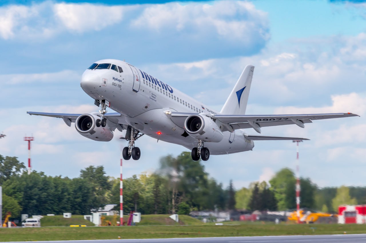 IRAERO открывает прямое авиасообщение между Благовещенском и Пекином IRAERO AIRLINES продолжает расширять географию полетов и открывает новый международный маршрут С 17 декабря авиакомпания запускает прямые рейсы из Благовещенска в Пекин В столицу КНР самолеты будут отправляться раз в неделю по средам из Пекина в Благовещенск по четвергам Время в пути составит примерно 2 часа 30 минут Полеты будут осуществляться на комфортабельных лайнерах Superjet 100 Согласно расписанию вылет из Благовещенска запланирован по средам в 23 30 самолет будет приземляться в Международном аэропорту Пекин Дасин в 1 00 Обратный рейс по четвергам вылет из Пекина в 2 00 посадка в Благовещенске в 5 30 Время указано местное для каждого аэропорта Приобрести билеты на рейсы из Благовещенска в Пекин Международный аэропорт Пекин Дасин можно на сайте авиакомпании IRAERO и в офисах продаж gazeta bam Мы в МАХ