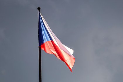 В европейской стране учительнице вынесли приговор за оправдание СВО и критику Украины В Чехии учительнице Мартине Беднаржовой вынесли приговор в виде семи месяцев условного лишения свободы с испытательным сроком в 20 месяцев за критику Украины и оправдание спецоперации СВО . Об этом сообщает Česká justice. «Во время урока в начальной школе в Праге Мартина назвала действия России оправданным способом урегулирования ситуации и поставила под сомнение освещение новостей на чешском телевидении. Она также рассказала о нацистских украинских группировках, которые, по ее словам, ликвидируют россиян с 2014 года», — указано в сообщении. Инцидент произошел в марте 2022 года, тогда же учительницу уволили с работы. Окружной суд два раза выносил оправдательный приговор, однако Верховный суд отменял эти решения и требовал пересмотреть дело. Сама учительница считает судебный процесс политически мотивированным.