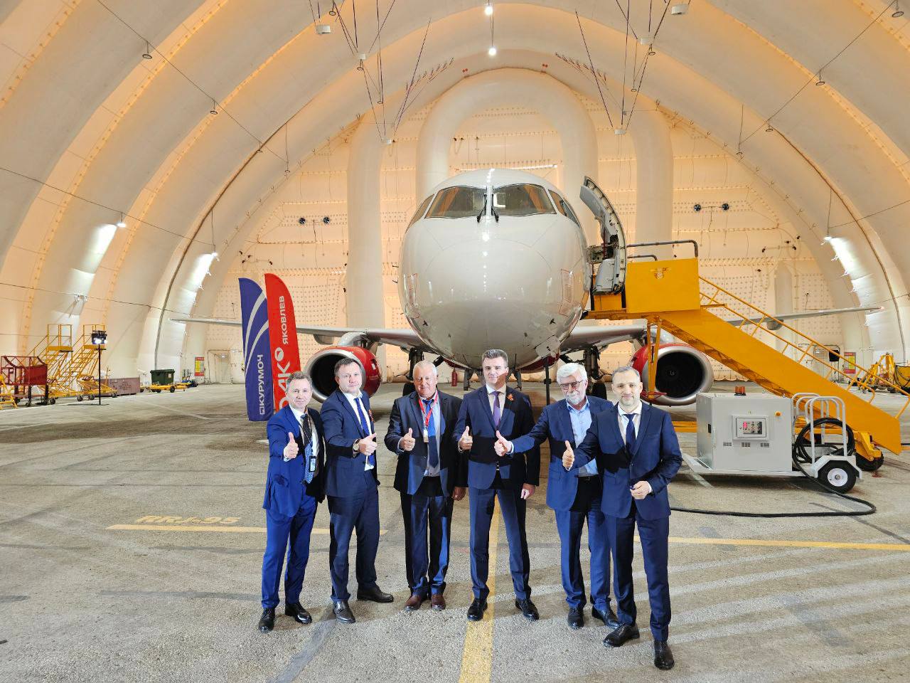 Компания «Яковлев» ввела в эксплуатацию пневмокаркасный ангар линейной станции технического обслуживания в самарском Международном аэропорту Курумоч Объект стал самым большим подобным сооружением в Европе. Здесь будет организовано техническое обслуживание воздушных судов, в том числе российских ближнемагистральных самолетов SSJ-100, а в перспективе и среднемагистральных МС-21. Первым процедуру технического обслуживания пройдет самолет SSJ-100 авиакомпании «Россия».На воздушном судне проведут работы по форме 4Y-check - периодическое техническое обслуживание. «Компания «Яковлев» не только строит качественную и надежную технику, но и создает наземную инфраструктуру, чтобы обеспечить бесперебойность полетов отечественных самолетов. Открытие новой станции технического обслуживания – это еще одна возможность улучшить взаимодействие с эксплуатантами, обеспечить качественный уровень обслуживания воздушных судов. На сегодняшний день количество линейных станций, обслуживающих SSJ-100, в России достигло семи. И мы будем работать над тем, чтобы это число продолжало расти», – прокомментировал Дмитрий Борисенко, заместитель генерального директора ПАО «Яковлев» по поддержке заказчиков гражданской авиатехники. «Станция открывает новые возможности для технического обслуживания самолетов, что несомненно повышает уровень сервиса для авиакомпаний в нашем аэропорту. Новый ангар площадью 3500 м2 – самая крупная конструкция такого типа в Европе, и нам особенно приятно, что возведен он в Самаре», - отметил Михаил Берман, исполнительный директор Международного аэропорта Курумоч.