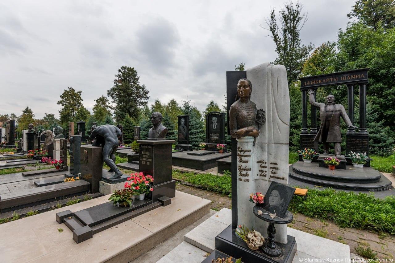 Аллея Славы во Владикавказе официально закрыта для захоронений Земля Пантеона использована в полном объеме. Проведение дальнейших захоронений на его территории невозможно, сообщили в мэрии города. В горадминистрации отметили, что первые захоронения на Аллее Славы прошли в 80-е годы прошлого века. Пантеон стал местом захоронения выдающихся осетин и выходцев из Осетии. На сегодняшний день здесь покоится 130 человек — это военные, политики, ученые, выдающиеся деятели культуры, спортсмены и общественные деятели. Среди них Исса Плиев, Илита Даурова, Билар Кабалоев, Ахсарбек Галазов, Ким Суанов, Ирина Мистулова, Булат Газданов, Бимболат Ватаев, Альбина Баева, Виктор Галкин, Шамиль Джикаев, Бесик Кудухов и многие другие. Последними на территории Пантеона были захоронены композитор и дирижер Булат Газданов, герой России Марат Тибилов, генерал-майор полиции Руслан Кабалоев. На сегодняшний день администрация города рассматривает варианты обустройства новой Аллеи Славы в границах МО г. Владикавказ. Фото