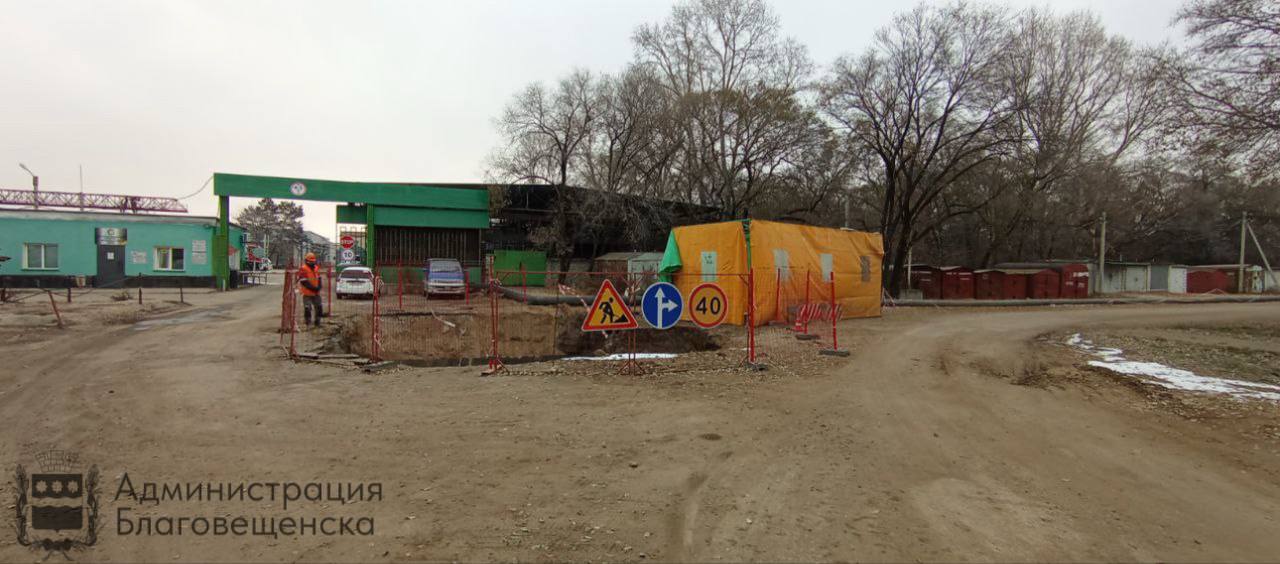 В Благовещенске штрафуют за ненадлежащее содержание перекопов В городе регулярно проводятся рейды управления ЖКХ архитектуры и градостроительства и административной комиссии Любые земляные работы в Благовещенске от масштабной стройки до ремонта инженерных коммуникаций должны содержаться в порядке Застройщики подрядчики коммунальные службы должны обеспечивать безопасность для водителей и пешеходов с помощью ограждений освещения и знаков а также следить за чистотой и надлежащим состоянием подъездных путей и дорожного покрытия За нарушение этих требований компании рискуют получить значительные штрафы предупреждают в мэрии В октябре уже несколько штрафов получили АКС Компания занимается реконструкцией канализационных сетей колодца коллектора и другие На 50 тыс руб организацию оштрафовали за отсутствие ограждения и освещения на 50 лет Октября между Рабочей и Октябрьской Там же рабочие складировали строительные материалы АКС оштрафовали на такую же сумму Отсутствовало ограждение и сигнальное освещение и в районе Чайковского от дома 197 до 209 Компании выставили счёт на 50 тыс руб Штраф в 60 тыс рублей выписали за аналогичную ситуацию на улице Рабочей на участке от Богдана Хмельницкого до Тенистой Также компания обязана исправить все недочеты Portal2x2   Реклама