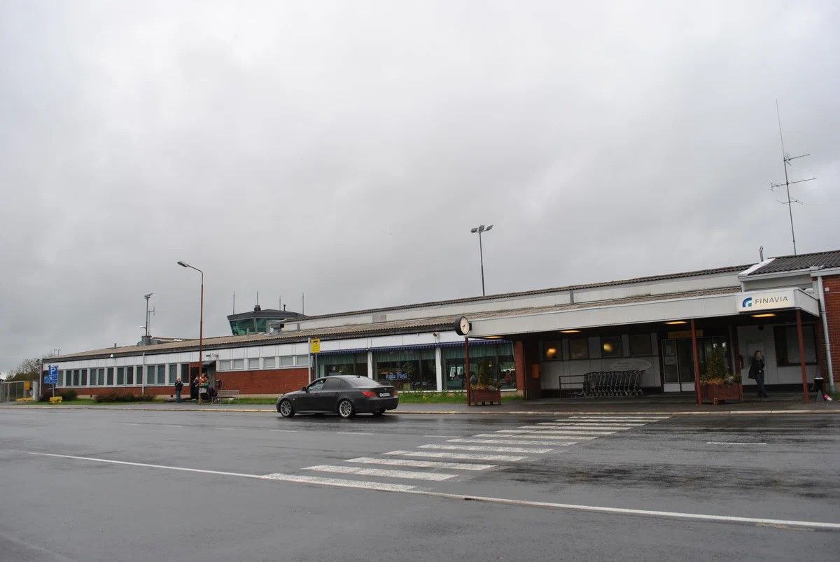 Оставшийся без российских туристов аэропорт Лаппеенранта на юге Финляндии закроют до конца марта По словам представителя аэропорта в период до конца марта возможны лишь единичные рейсы по предварительным запросам Регулярная очистка взлетно посадочной полосы от снега сейчас не проводится поскольку плановые рейсы в ближайшие месяцы не ожидаются Подписаться на PRO transport