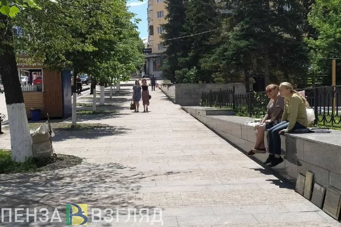 Стало известно когда 50 жителей Пензенской области будут получать по 200 тысяч Итоги расчета динамики роста зарплаты в регионах опубликовали аналитики агентства РИА Рейтинг По этому показателю Пензенская область находится на 42 м месте в стране По расчетам экспертов половина жителей пензенского региона будет получать зарплату от 200 тысяч рублей в месяц и более через 8 7 года Четверть населения области достигнет этого зарплатного уровня через 6 2 года а 75 жителей пензенского региона через 11 3 года считают аналитики Самая высокая динамика роста заработной платы в стране наблюдается в Ямало Ненецком автономном округе где 50 населения смогут рассчитывать на зарплату 200 тысяч рублей ежемесячно уже через 5 7 года На втором месте Чукотка с показателем 5 8 года на третьем Татарстан 6 2 года Самые неоптимистичные прогнозы экспертов касаются Ингушетии где на 200 тысяч в месяц половина жителей сможет надеяться лишь через 22 1 года Чтобы не упустить главное подпишитесь на нас в МАХ