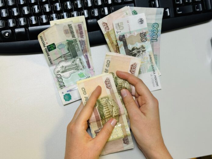 ЕГЭ по истории станет обязательным для гуманитарных направлений с 2026 года Это касается направлений таких как Социология Юриспруденция Конфликтология Публичная политика Реклама и Сервис В 2026 27 учебном году университеты смогут выбирать какой экзамен использовать ЕГЭ по обществознанию или ЕГЭ по истории С 2027 2028 учебного года ЕГЭ по истории станет обязательным для этих направлений Вузы должны объявить о выборе экзаменов до 20 января 2026 года Подробнее читайте по ссылке yk24 ru в MAX Telegram ВК VK Видео