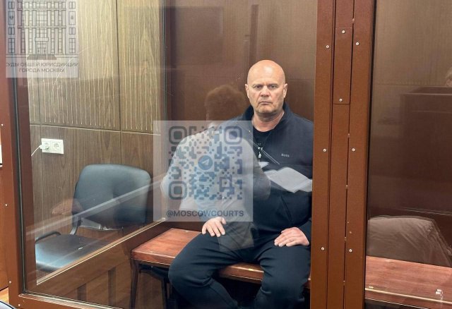 Суд оставил под арестом мэра Красноярска Басманный суд Москвы продлил срок ареста Владиславу Логинову, которого обвиняют в получении взяток на 180 млн рублей, сообщает РИА Новости. Судебное заседание по делу мэра прошло накануне, 30 июля. «Суд удовлетворил ходатайство следствия и продлил Логинову меру пресечения в виде содержания под стражей», – передает агентство. Точный срок продления ареста при этом не уточняется. Отметим, в июне Логинова на время следствия отправили в СИЗО на 2 месяца – до 4 августа.