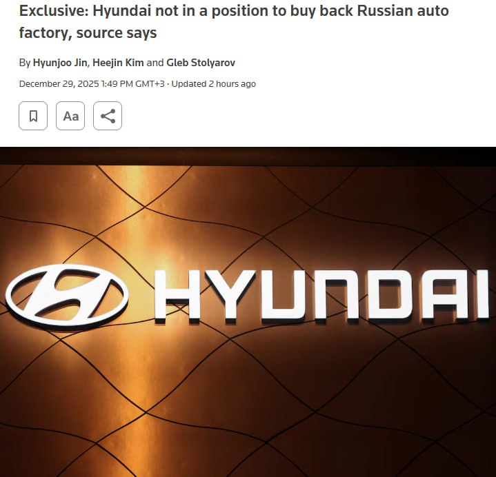 Южнокорейская компания Hyundai не может выкупить бывший автозавод в России в связи с продолжающимся российско украинским конфликтом и санкциями сообщает Reuters со ссылкой на источник Ситуация не позволяет нам выкупить акции сказал собеседник агентства знакомый с внутренними обсуждениями в компании Hyundai сообщила Reuters что окончательное решение по обратному выкупу еще не принято Автопроизводитель продал 100 предприятия российской компании AGR Automotive Group за 10 тыс Сделка предусматривала наличие опциона на обратный выкуп сроком на два года который истекает в январе 2026 года пишет Reuters Сейчас на предприятии выпускают автомобили Solaris из машинокомплектов оставшихся от Kia и Hyundai Hyundai наряду с Kia некогда был крупнейшим иностранным производителем автомобилей в России отмечает Reuters Он мог выпускать более 200 тыс машин Hyundai и Kia ежегодно Hyundai принадлежит доля примерно 35 в Kia Вместе же только за 2019 год компании продали более 400 тыс автомобилей в России или около 23 от всех продаж новых машин больше чем крупнейший российский автоконцерн АвтоВАЗ Примерно половину проданных автомобилей произвели внутри страны на российском заводе Некоторые зарубежные компании покидая российский рынок в 2022 году продали свои активы местным игрокам и менеджменту Часть соглашений предусматривала опцион на обратный выкуп акций Из автопроизводителей первой такого права в октябре лишилась японская Mazda Motor отмечает Reuters Она не выкупила 50 своего российского завода у бывшего партнера Sollers Renault Ford Nissan и Mercedes Benz также имеют в своих договорах опционы на обратный выкуп срок действия этого права для них истекает в 2027 2029 годах Toyota и Volkswagen продали свои активы без права обратного выкупа