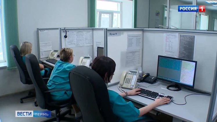 В Перми вынесен приговор сотруднице скорой помощи, которая продавала информацию об умерших В Перми вынесен приговор в отношении медицинской сестры по приему вызовов Пермской станции скорой медицинской помощи. Следствием и судом установлено, что в 2024 году осужденная незаконно передавала за вознаграждение в общей сумме 96 тыс. руб. одному из ритуальных агентств сведения об умерших и их близких родственниках. Это позволяло сотрудникам ритуального агентства в числе первых приезжать по адресу, где умер человек, а также оказывать давление на его близких родственников, предлагая заключить договор именно с их агентством. Приговором суда фигурантка дела признана виновной, ей назначено наказание в виде штрафа в размере 100 тыс. руб. Кроме того, осужденная обязана возместить каждому из потерпевших, заявивших гражданский иск, моральный вред в размере по 100 тыс. руб. Директору ритуальной компании назначено наказание в виде обязательных работ.
