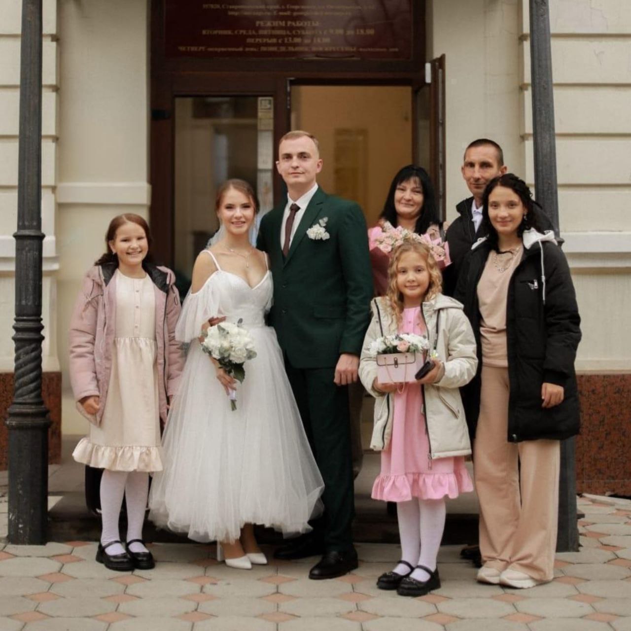 Спецпроект Моя мама лучше всех Анна Макаренко из села Октябрьского рассказала о своей маме Людмиле Сергеевне Макаренко Нас у мамы четыре дочки Юлия Ирина Анна и Валерия Мама нас очень любит а мы её в четыре раза больше Она у нас активная весёлая добрая всё умеет и торт самый вкусный и розы из мыла и костюмы новогодние сама нам шьёт Каждые выходные мама вместе с папой устраивает нам культурную программу мы ездим в разные места смотрим кино ходим за грибами Спасибо за это замечательное детство наша дорогая мамочка На снимке Людмила Сергеевна Макаренко на свадьбе дочери Юлии