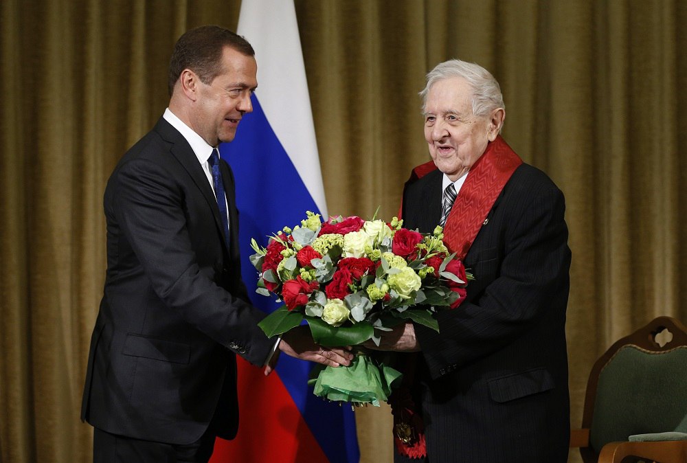 Ушёл из жизни почетный профессор СПбГУ академик РАН и учёный правовед Юрий Толстой Ему было 98 лет Толстой был лауреатом высшей юридической премии Юрист года а в 2022 м стал полным кавалером ордена За заслуги перед Отечеством У него учились президент Владимир Путин бывший президент РФ Дмитрий Медведев глава Следственного комитета РФ Александр Бастрыкин министр юстиции Константин Чуйченко