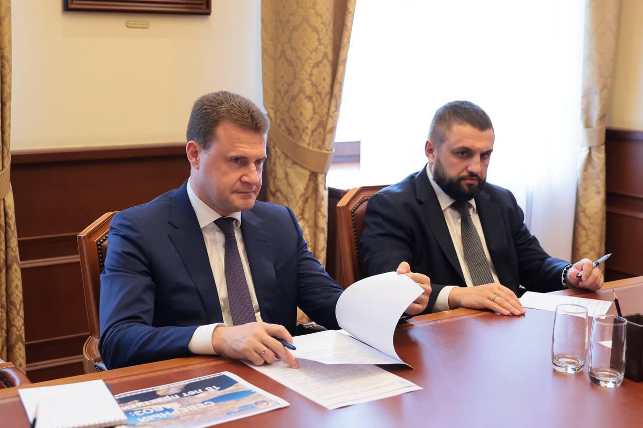 Глава Минвостокразвития Алексей Чекунков и встретился с врио губернатора Ненецкого автономного округа Ириной Гехт. Обсуждались вопросы реализации северного завоза. Как сообщила глава региона, северный завоз в НАО выполнен на 55%. Основной объем поставок - топливно-энергетические ресурсы и горюче-смазочные материалы, которые доставляются через порты Архангельска и Печоры. В ходе встречи рассмотрены предложения по повышению эффективности действующих логистических маршрутов, модернизации морского порта Нарьян-Мар, включая проведение дноуглубительных работ, а также механизмы финансового обеспечения северного завоза с использованием бюджетных кредитов.