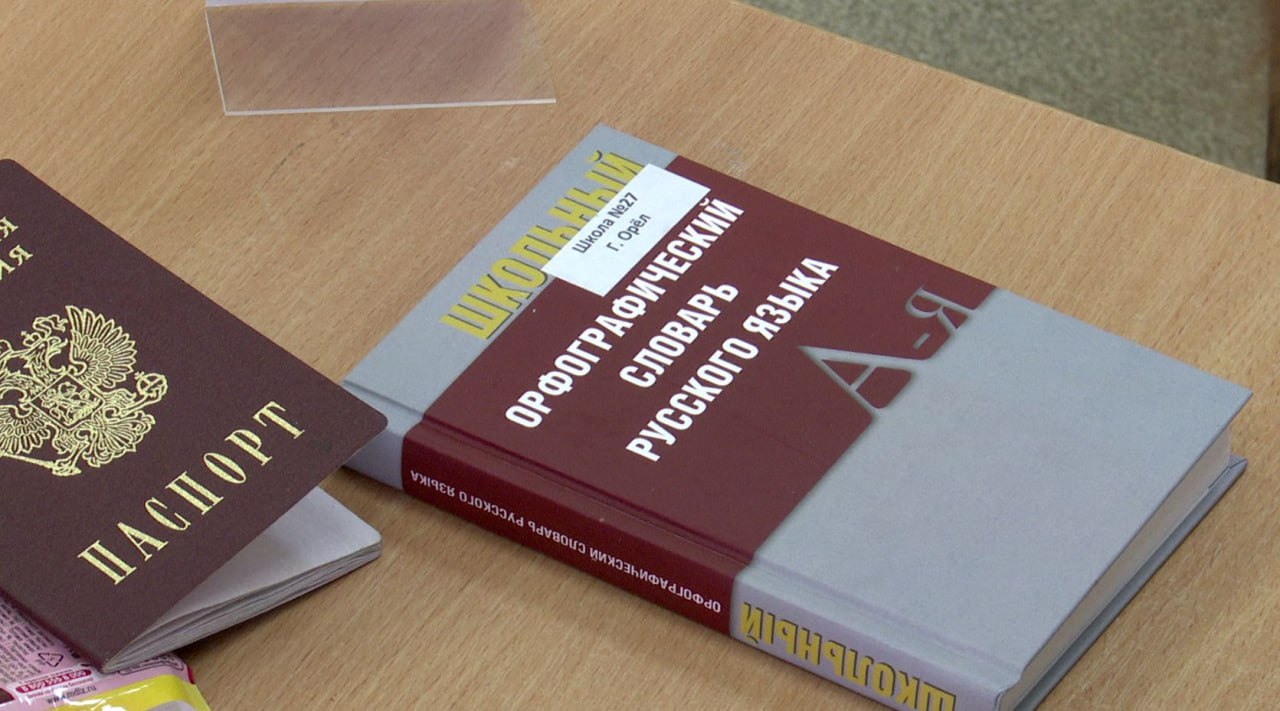 99 5 орловских одиннадцатиклассников успешно написали итоговое сочинение А это обязательное условие допуска к государственной итоговой аттестации Сочинение и изложение писали 3 декабря 2793 выпускника текущего года и 1 выпускник прошлых лет Еще 50 человек писали изложение По данным регионального мониторинга процедура проведения прошла в штатном режиме без технологических сбоев и нарушений Зачет получили 99 5 участников 30 орловчан которые не приняли участие и 14 человек получивших незачет смогут написать итоговое сочинение в дополнительные сроки 4 февраля или 8 апреля 2026 года Perviy Oblastnoi