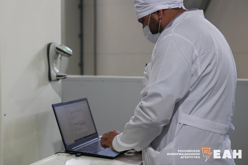 Неэффективного главврача сменили в Североуральске Как и писал ЕАН в отставку отправлен руководитель Центральной городской больницы Владимир Маньков Его сменил выходец из Оренбурга Алексей Путинцев Новый главврач по специальности врач акушер гинеколог Обладает квалификацией по УЗИ диагностике хирургии онкологии и лапароскопии Решение принято из за недовольства населения его работой Пациенты считают что он топит больницу Новое руководство свердловского минздрава изучив ситуацию посчитало Манькова неэффективным То же мнение прежде высказывала и администрация Североуральска Волну народного негатива вызвало недавнее заявление Манькова о судьбе роддома 17 ноября он сообщил что роженицы будут направлены в краснотурьинскую больницу а непопулярное решение объяснил приказом областного ведомства Вместо того чтобы объяснить почему рожать в Краснотурьинске безопаснее и развивать другие направления медучреждения он разводил руками что нет средств ЕАН в MAX ЕАН в VK