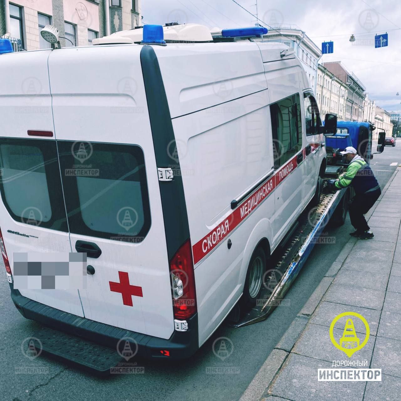 Неадекватную езду кареты скорой помощи заметили сотрудники ДПС на Шпалерной ул., 44. Проверили водителя – мужчина 1982 г.р. оказался пьян и надул 0.569 мг/л допустимое значение 0.160 мг/л, превышение в 3 раза . Составлен административный материал по ст. 12.8 КоАП РФ Управление т/с в состоянии опьянения . Автомобиль помещен на спецстоянку. Пациента отправили в другой карете. "Дорожный инспектор" kdpiter