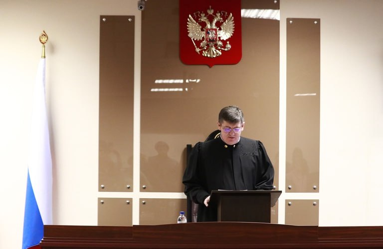 В Мурманской области экс-председателя комитета осудили за мошенничество Бывший председатель Комитета по тарифному регулированию Мурманской области признан виновным в мошенничестве с использованием служебного положения, сообщает СУ СК России по региону. В 2019 году он требовал от подчинённых часть премий, обманывая о целях их расходования, и присвоил 922 000 рублей. Ущерб был полностью возмещён, но суд назначил 2,5 года принудительных работ с удержанием 10% зарплаты, штраф 800 000 рублей и запрет на госслужбу на 2 года.