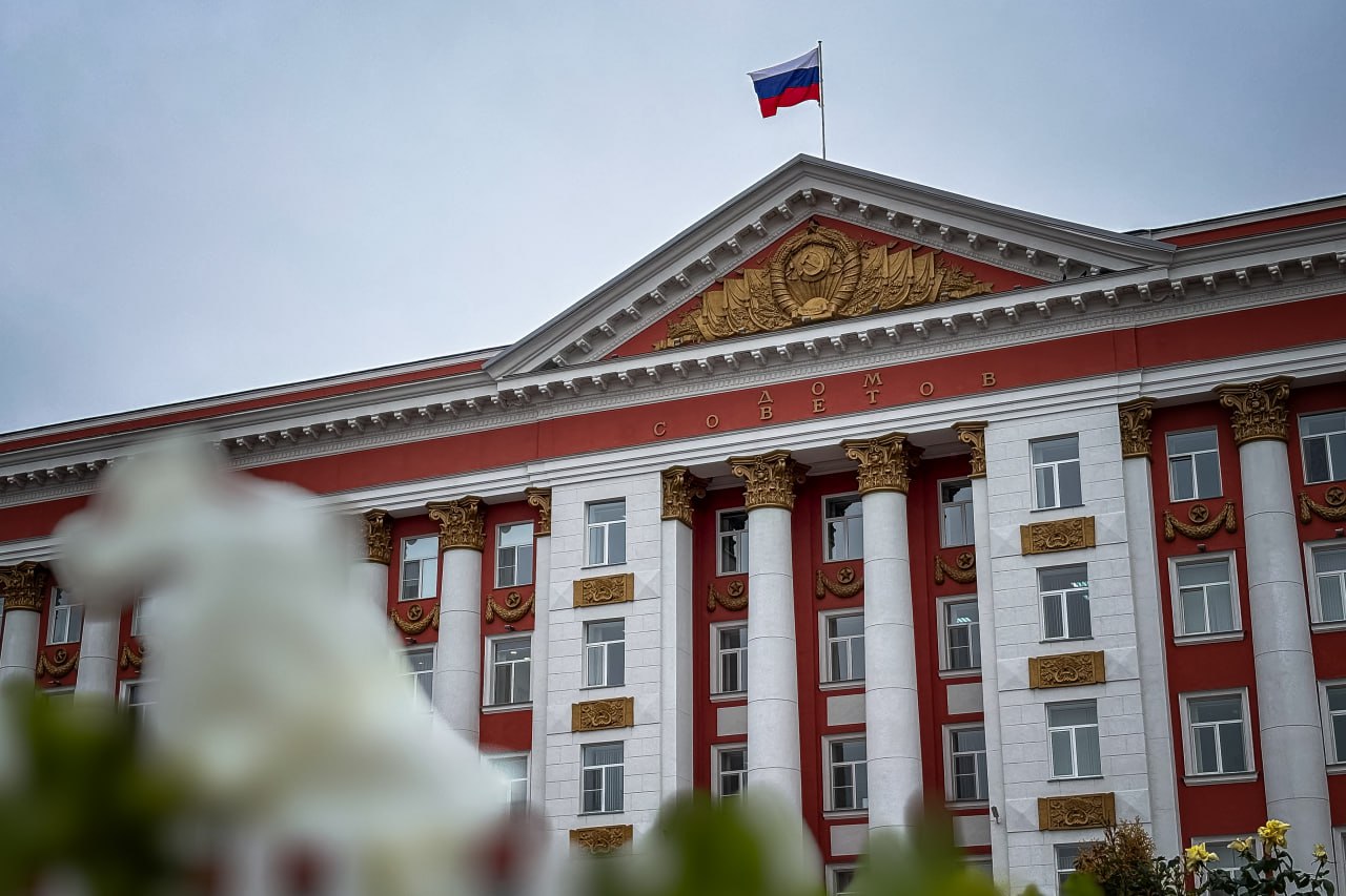 В Курской области расширили перечень участников СВО для получения земельного участка Врио губернатора Александр Хинштейн подписал закон, согласно которому внесены поправки в список для предоставления бесплатного земельного участка награждённым участникам СВО. Александр Евсеевич отметил, что вопрос поднял один из военнослужащих во время личного приема граждан. Теперь, помимо Героев России и орденоносцев, на бесплатный земельный участок по региональной норме могут претендовать кавалеры медали ордена «За заслуги перед Отечеством», знака отличия «Георгиевский крест», медали «За отвагу», медалей Суворова и «За храбрость». Фото из архива «ГИ».