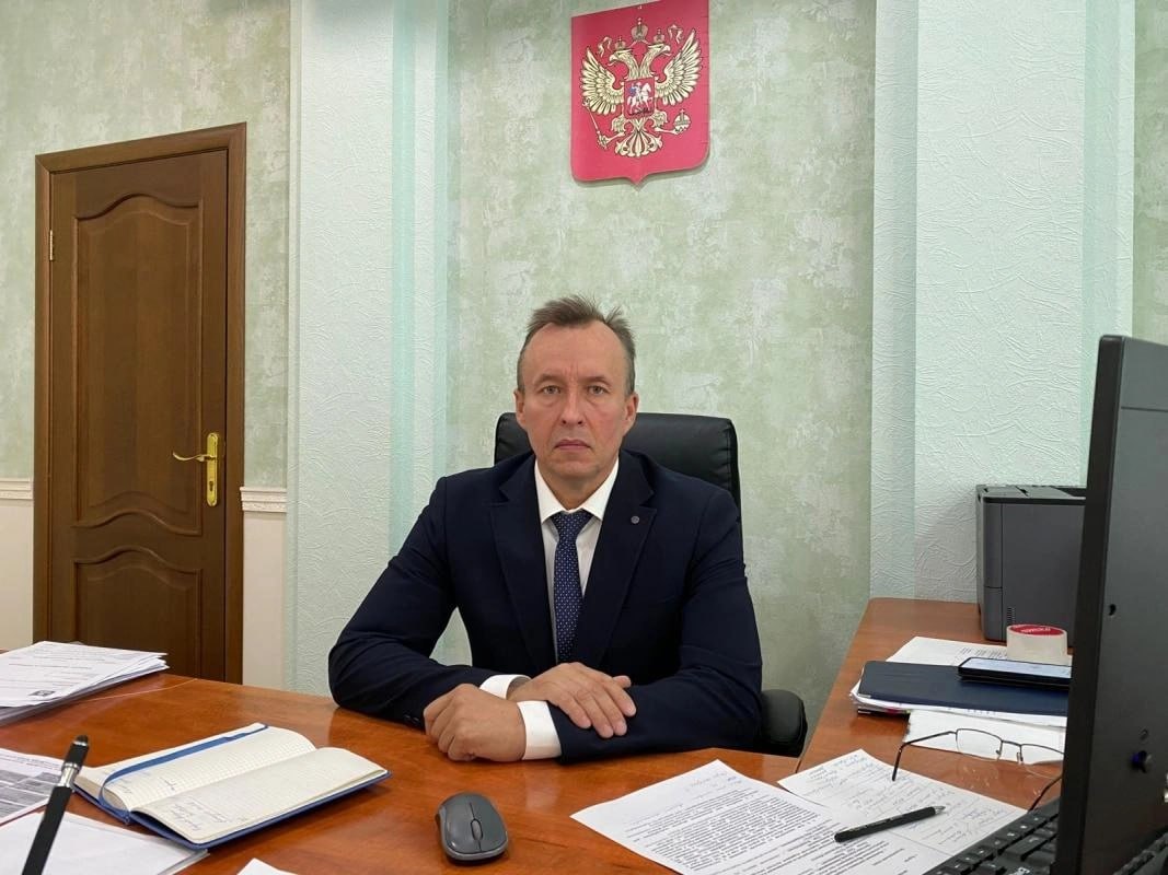 И о главы Щучанского округа стал священник и участник СВО Алексей Новосёлов ушел добровольцем на спецоперацию после 30 лет церковного служения Почти три года служил в звании старшего сержанта Был дважды ранен Имеет награды за мужество и отвагу После демобилизации вернулся работать в Зауралье Бывший руководитель Щучанского округа Павел Самохвалов остаётся работать в администрации муниципалитета в должности первого заместителя главы округа