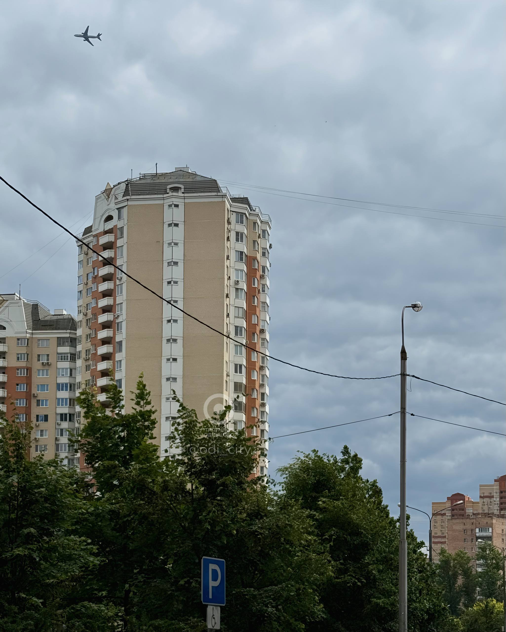 Всю неделю температура в Москве будет ниже нормы на 2-4 градуса Научный руководитель Гидрометцентра России Роман Вильфанд рассказал о погоде в центре европейской части РФ в ближайшие семь дней. Атмосферное давление будет ниже нормы, сильных дождей не ожидается, а температура воздуха опустится на 2-4 градуса ниже климатической нормы, сообщает ТАСС. "Облачная погода и прохладная. Прохладная потому, что температура не только в Москве, но и на всей европейской России характеризуется условиями вхождения воздушных масс с севера", - объяснил Вильфанд. Он добавил, что по ночам воздух будет прогреваться максимум до +10 градусов. В светлое время суток столбик термометра поднимется до отметки +20 градусов. "Вторник же станет наиболее теплым днем недели, значения повысятся до 21-23 градусов, что связано с изменением циркуляции воздушных потоков на южное направление", - сообщил ученый. "А в последующие дни произойдет заметное понижение давления, и каждый день будут кратковременные дожди, до пятницы, а в пятницу снова преимущественно без осадков", - отметил Вильфанд.