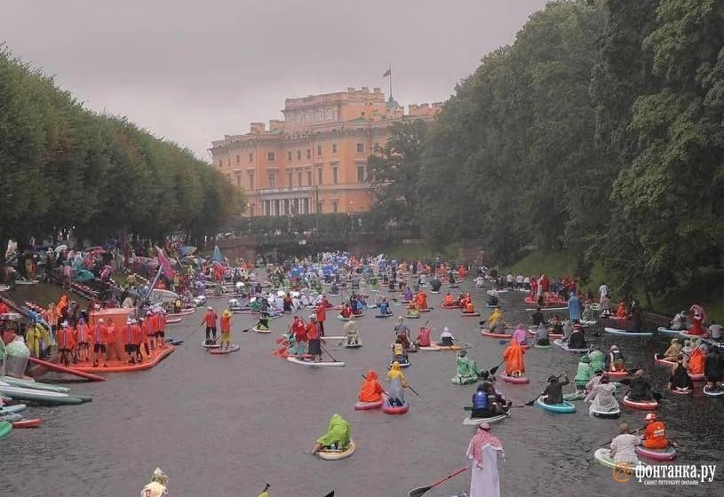 Десятый международный фестиваль «Фонтанка SUP» проходит сегодня в Санкт-Петербурге. Несмотря на дождь, на старте у Михайловского замка — более 10 тысяч сапсерферов из 270 городов России от Южно-Сахалинска до Калининграда и от Мурманска до Сочи.  Представлены, кроме России, 11 стран мира — Турция, Швеция, Эстония, Албания, Испания, Кипр, Азербайджан, Китай, Киргизия, Туркменистан, Беларусь. Средний возраст участников — 37 лет, самому опытному — 73 года, самому молодому — 18.  Смотрите трансляцию здесь.    Дарья Драй / «Фонтанка.ру»