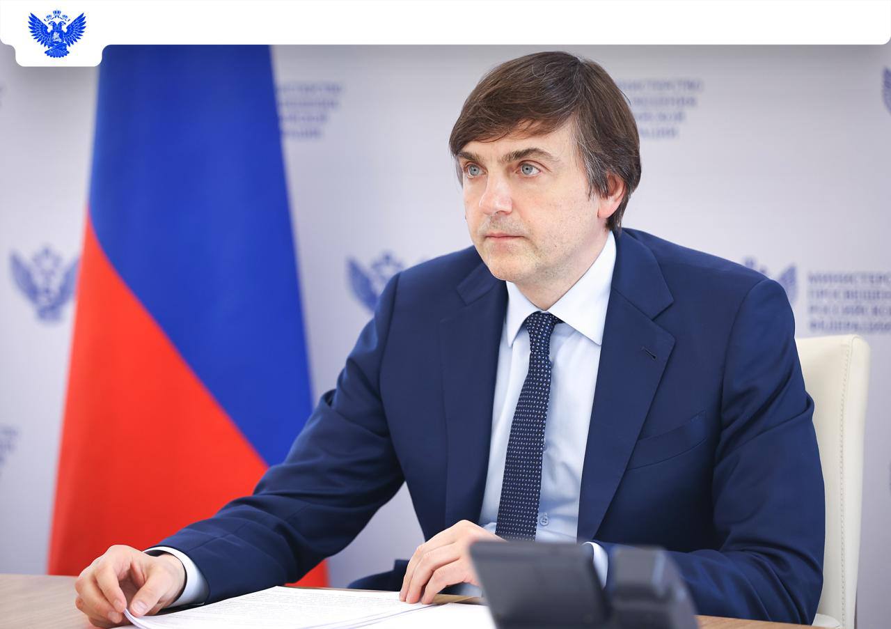 Экспертное педагогическое сообщество обсудило оценку поведения и единое поурочное планирование Министр просвещения Российской Федерации Сергей Кравцов принял участие в заседании Всероссийского экспертного педагогического совета ВЭПС . «Сегодня на повестке заседания актуальные изменения в системе образования, которые появятся в предстоящем учебном году. Нам важно услышать от вас обратную связь по введению оценок поведения, а также по установлению единого расписания уроков. Кроме того, мы начинаем большую программу подготовки директоров школ и хотели бы предварительно с вами обсудить её концепцию. Мы продолжаем реализацию программы кадрового резерва, и благодаря ей произошло несколько назначений, в частности, один из участников занял пост министра образования Хабаровского края. Приглашаю всех членов Всероссийского экспертного педагогического совета принять в ней участие», – сказал Сергей Кравцов. Глава Минпросвещения России подчеркнул, что приемная кампания 2025 года демонстрирует рост интереса абитуриентов к педагогическим направлениям в сравнении с прошлым годом. Подробнее о введении единых расписаний для школ рассказала заместитель министра просвещения РФ Ольга Колударова. Она отметила, что для каждого уровня образования подготовлены соответствующие расписания, которые каждая школа может адаптировать под свои учебные планы. Это решение направлено на укрепление единого образовательного пространства России. Замминистра добавила, что в ближайшее время единые расписания вместе с методическими рекомендациями будут направлены в регионы. С 1 сентября в школах нескольких регионов страны начнётся апробация системы оценивания поведения учеников. Всего для пилота выбраны 84 образовательные организации. «Оценки поведения мы предлагаем выставлять с 1-го по 8-й класс в пилотном режиме в течение всего учебного года. Не задействуем в апробации выпускные классы, чтобы не провоцировать напряжённость с учётом необходимости подготовки к экзаменам. В дальнейшем планируется распространить проект на всех обучающихся», – пояснила Ольга Колударова. Принципы и критерии оценки поведения, которые планируется установить, сформированы с учётом общего мнения и позиций педагогических работников и родительского сообщества. Предлагается, что оценку поведения будет выставлять классный руководитель с учётом мнения педагогов, которые работают с ребёнком, и администрации образовательной организации. #Новости_МП