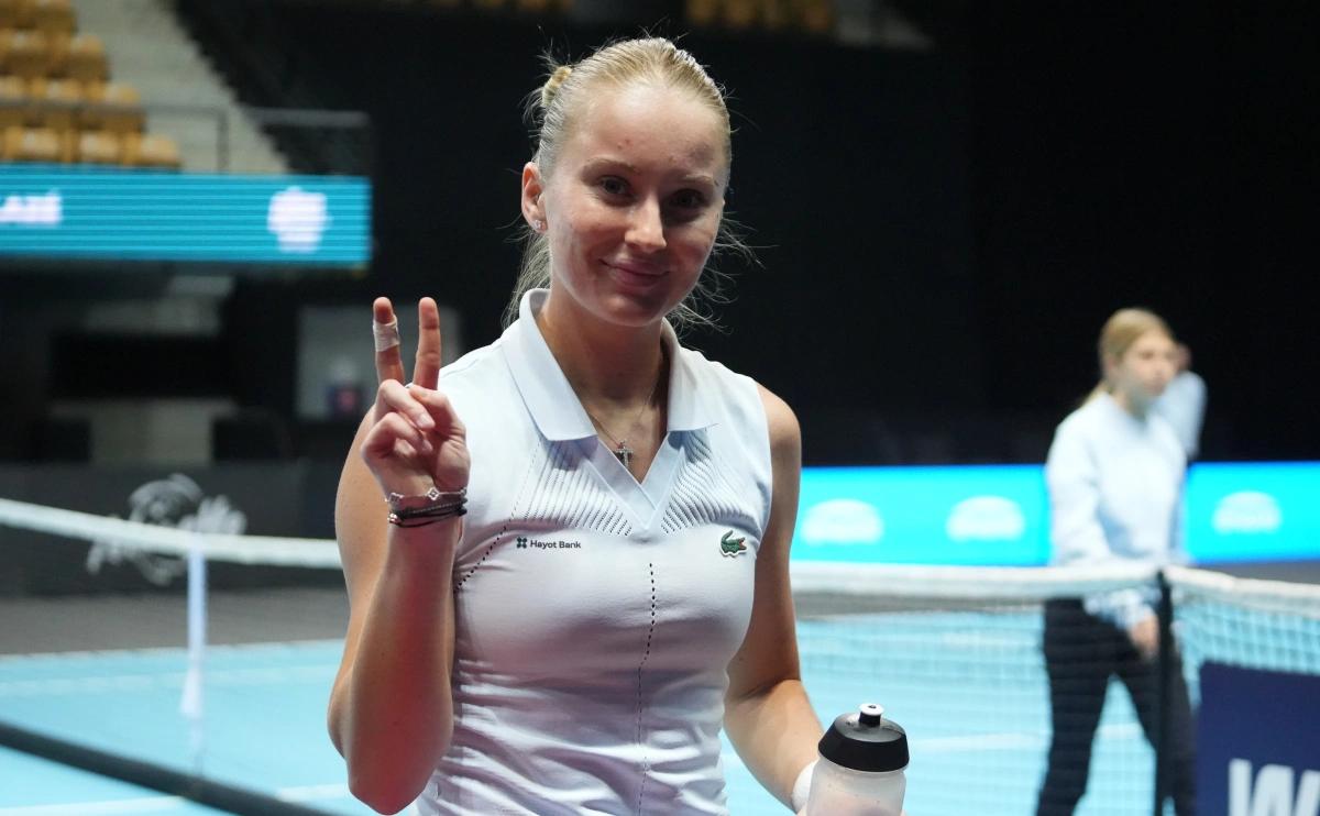 Третья теннисистка за полмесяца отказалась выступать за Россию Полина Кудерметова будет выступать под флагом Узбекистана Ранее в декабре Анастасия Потапова объявила о выступлении за Австрию Камилла Рахимова Узбекистан Глава Федерации тенниса России Шамиль Тарпищев в разговоре с Матч ТВ отметил что спортивное гражданство сменили те кто не попадает на Олимпийские игры Плюс молодежь перекупают добавил Тарпищев Это циклами идет Первый фактор спортсмен хочет играть И они же в таком случае не становятся непатриотами своей страны На счету Кудерметовой нет титулов на турнирах WTA В январе 2025 года единственный раз дошла до финала турнира категории WTA 500 в австралийском Брисбене На турнирах Большого шлема не доходила дальше второго раунда WTA 1000 третьего В 2025 год дебютировала в топ 100 рейтинга WTA На данный момент занимает 104 е место Кто из теннисистов отказался выступать за Россию после февраля 2022 года Global Look Press