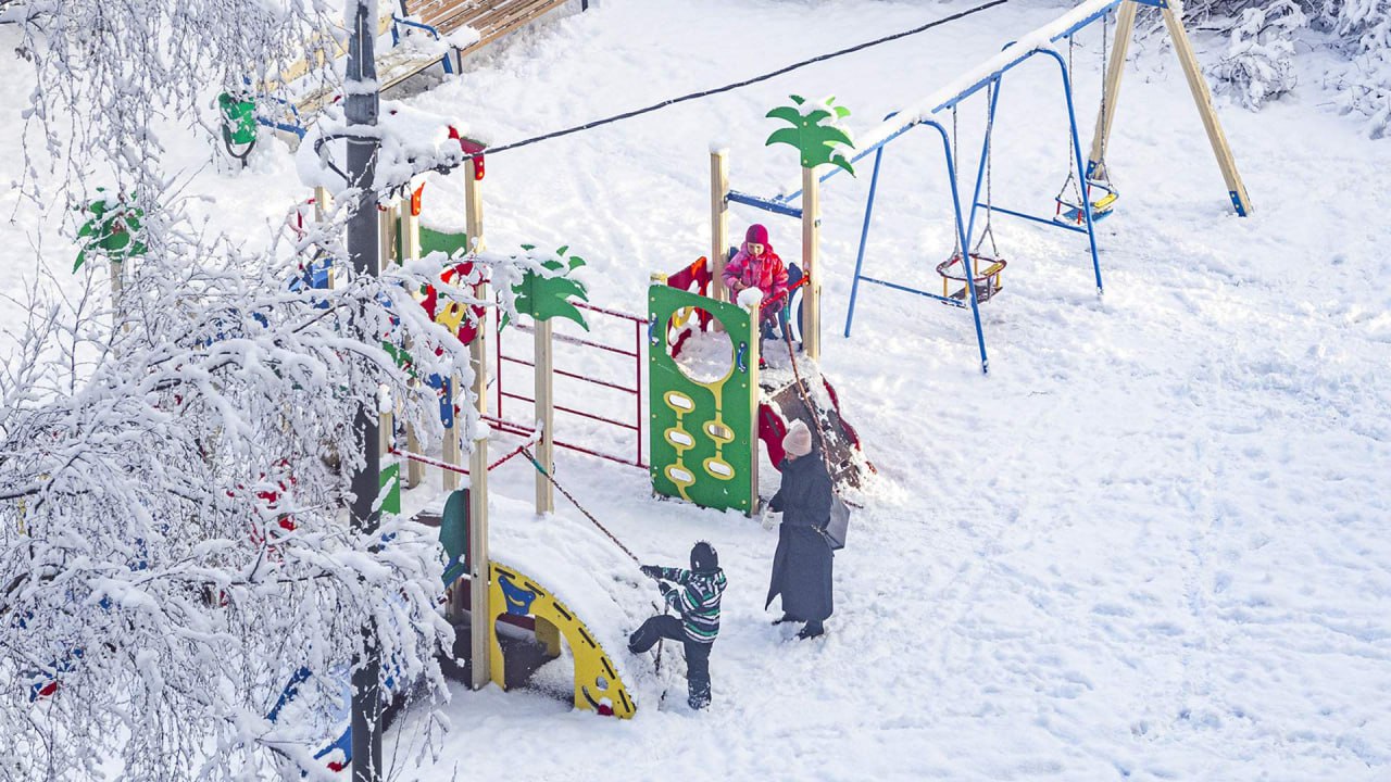 Метеорологическая осень 2025 года фактически продлилась не меньше чем на декаду Особой радости жителям многих регионов это не принесло поскольку в отсутствие снега и бодрящего мороза короткий световой день да еще и без солнца воспринимается тяжело Кроме того характерные осенние болезни получили дополнительное время Зимой проявляется такая проблема как холодовая крапивница В народе ее называют аллергией на холод