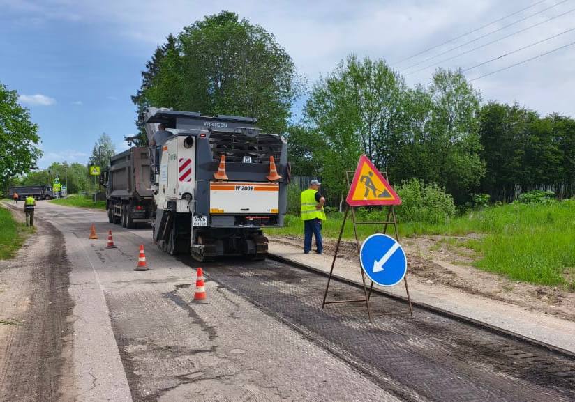 В Боровичском округе приступили к укладке асфальта на дороге Черноземь – Опеченский Рядок – Опочно Работы ведутся в рамках нацпроекта «Инфраструктура для жизни». На всем протяжении автодороги будет устроено новое асфальтобетонное покрытие. Длина ремонтируемого участка составит 24,5 км. Также предусмотрено произвести замену водопропускных труб, укрепление обочин, нанесение разметки и установку дорожных знаков. Маршрут имеет большое значение, поскольку является единственным способом добраться до Опеченской амбулатории для получения медицинской помощи из 14 окрестных деревень.