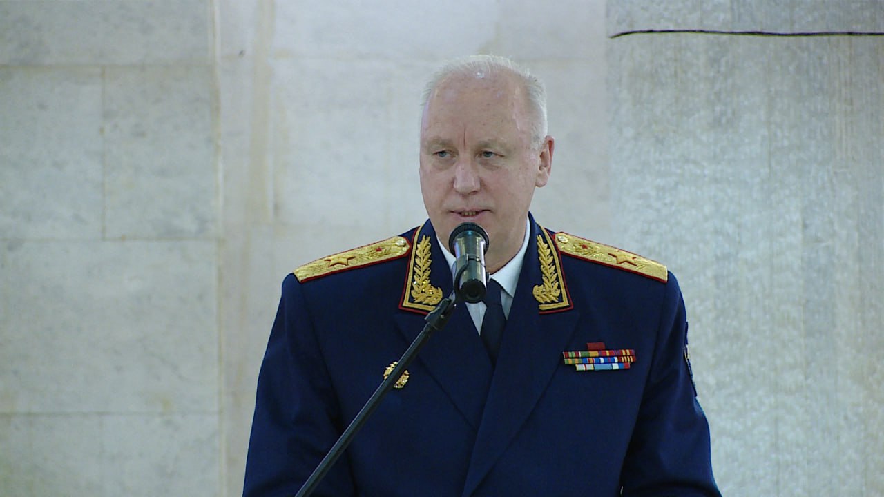 Александр Бастрыкин поручил возбудить дело о ненадлежащем оказании медпомощи воспитаннику спортшколы «Ротора» Ранее к главе СКР обратилась мама подростка. В апреле после тренировки у 16-летнего футболиста произошел сердечный приступ. Бригада медиков смогла реанимировать мальчика. Однако карета скорой поехала в больницу, находившуюся далеко, несмотря на то, что в кардиоцентре неподалеку были готовы принять подростка. Спортсмен скончался при транспортировке. Об установленных обстоятельствах и результатах расследования уголовного дела доложат председателю ведомства. Подписаться