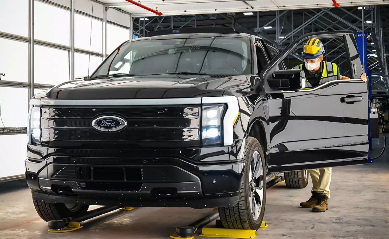 Ford приостановил выпуск электрических пикапов F-150 Lightning  Из-за слабого спроса на электропикапы, завод Rouge Electric Vehicle Center в штате Мичиган будет простаивать с 15 ноября по 6 января 2025 года.