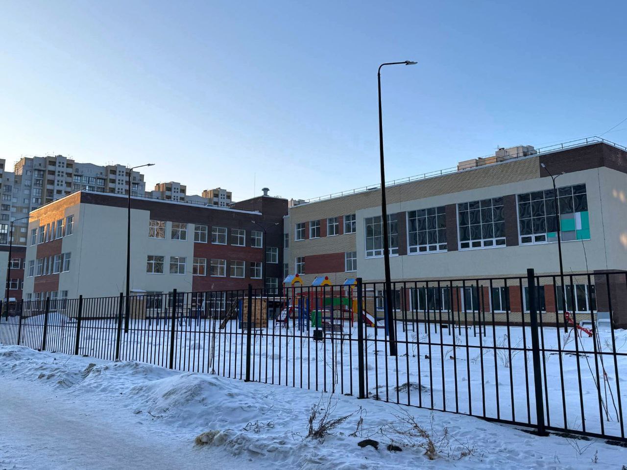 Школу в микрорайоне Серебряный Берег ввели в эксплуатацию Департамент архитектуры и градостроительства Омска выдал разрешение на ввод в эксплуатацию школы в микрорайоне Серебряный Берег Красный Путь 105л Но как сообщили в пресс службе городской администрации порталу РБК Омск для полноценного открытия нужна соответсвующая лицензия Она будет выдана после того как подрядчик закончит все работы Напомним школу на 1100 мест начали строить в ноябре 2022 года Сроки были сдвинуты несколько раз из за смены строительной компании Ожидается что школа откроется новому учебному году Омск путеводитель в MAX