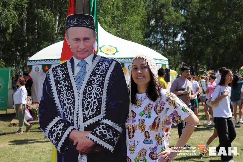 В Челябинской области утвердили даты проведения известных фестивалей Распоряжение опубликовали на портале правовой информации В этом году в регионе пройдет более десятка фестивальных и культурно массовых мероприятий Всероссийский Ильменский фестиваль авторской песни состоится с 5 по 7 июня Барды со всей страны соберутся в Челябинске С 12 по 14 июня пройдет областной фольклорно этнографический фестиваль евразийских народов Аркаим Всероссийский Бажовский фестиваль народного творчества планируют провести с 19 по 21 июня Он состоится в селе Демарино Областной национально культурный праздник Сабантуй запланировали на 4 июля Даты проведения других крупных фестивалей смотрите на сайте ЕАН Подписаться на канал ЕАН Челябинск