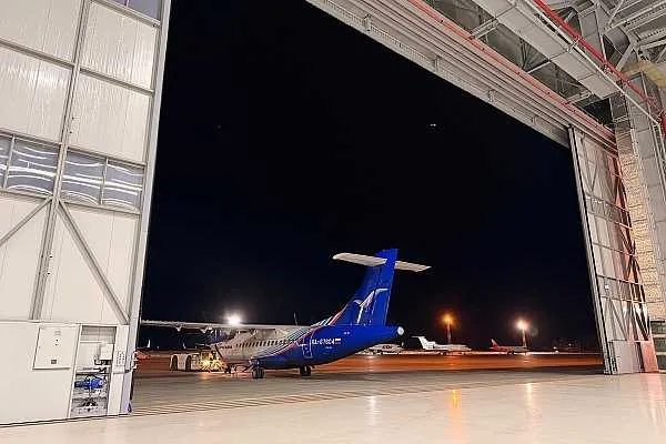 В аэропорту Красноярск первый самолет прошел техническое обслуживание в обновленном ангарном комплексе В международном аэропорту Красноярск после капитального ремонта введен в эксплуатацию оборудованный по последнему слову техники ангарный комплекс Первым воздушным судном зашедшим на плановое техническое обслуживание в обновленный ангар стал самолет базовой авиакомпании КрасАвиа Об этом сообщает AVIA RU Крупнейший за Уралом авиационный ангар теперь позволяет проводить сложные формы технического обслуживания и крупные ремонты без перегона самолетов в другие регионы Ранее Губернатор Михаил Котюков оценил готовность комплекса к работе Глава региона отметил важность развития авиационной инфраструктуры Красноярска как крупного хаба в самом центре страны aviaru net n294881 Оставайся в информационном потоке подпишись на наш канал в MAX