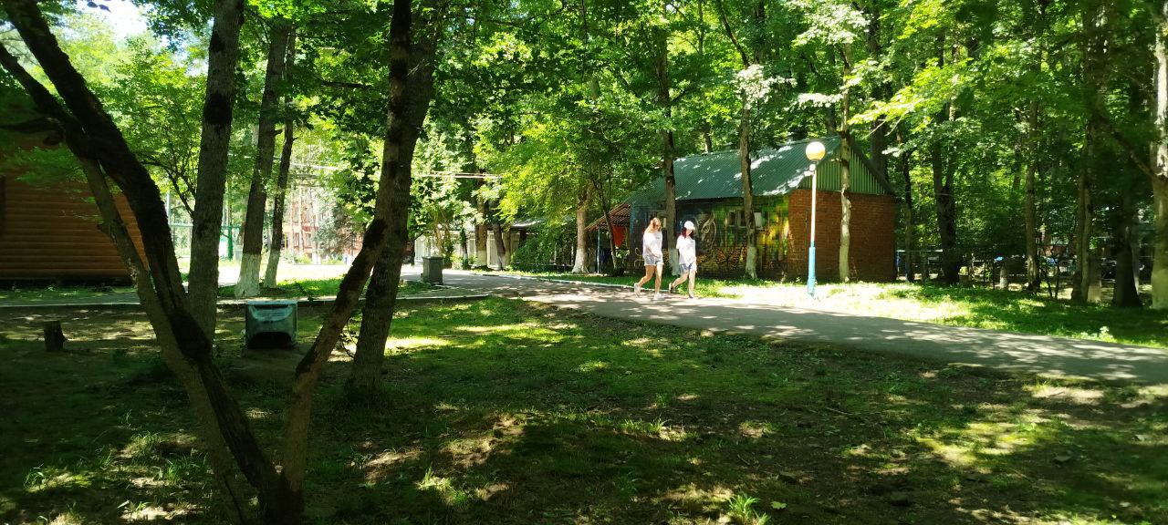 В пришкольных лагерях отдохнули и поработали почти 17 тысяч детей и подростков  Сейчас в Краснодаре завершилась вторая смена в пришкольных лагерях. За две смены в 97 профильных лагерях с дневным пребыванием отдохнули 15,2 тысячи детей. Также 1,7 тысяч подростков от 14 до 17 лет находились в 42 пришкольных лагерях труда и отдыха.  Каждая смена длилась по три недели. Средства выделили из краевого и городского бюджетов. Для ребят проводили соревнования по разным видам спорта и настольным играм. Также организовали творческие конкурсы, викторины, квесты и патриотические мероприятия.  В лагерях труда и отдыха подростки в основном занимались растениями или несложными ремонтными работами.   Во всех лагерях обеспечили меры контртеррористической защищенности. Кроме того, детям напоминали правила пожарной безопасности, поведения на дороге, у воды и в быту.   #вгороде   Телеканал «Краснодар»   написать