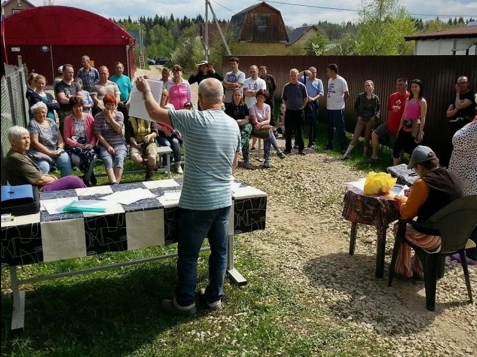 ВС РФ разъяснил порядок взыскания задолженности с индивидуальных садоводов которые при этом не являются членами СНТ А история такая Садоводческое товарищество обратилось в суд с иском к жительнице Ленинградской области о взыскании задолженности платы за пользование инфраструктурой и пеней При этом ответчица не являлась членом СНТ и вела садоводство индивидуально однако её земельные участки были расположены в границах товарищества Естественно ответчица возразила в суде против иска Решением суда первой инстанции оставленным без изменения апелляцией и кассацией иск был удовлетворён частично с собственницы взыскана сумма основного долга в полном объёме однако размер начисленных пеней суд снизил Но все равно суды встали на сторону СНТ И тогда женщина пошла в ВС РФ Верховный суд рассмотрев кассационную жалобу указал что обязанность участвовать в расходах по содержанию инфраструктуры возлагается на собственника земельного участка независимо от его членства в товариществе при этом начисление пеней за неуплату обязательных взносов предусмотренных уставом СНТ такому лицу неправомерно Пресс служба Верховного Суда РФ То есть платить нужно А если не платить своевременно отвечать за такую задержку оплаты не нужно Юридические услуги Youtube Rutube Дзен ВК МАХ Купить рекламу