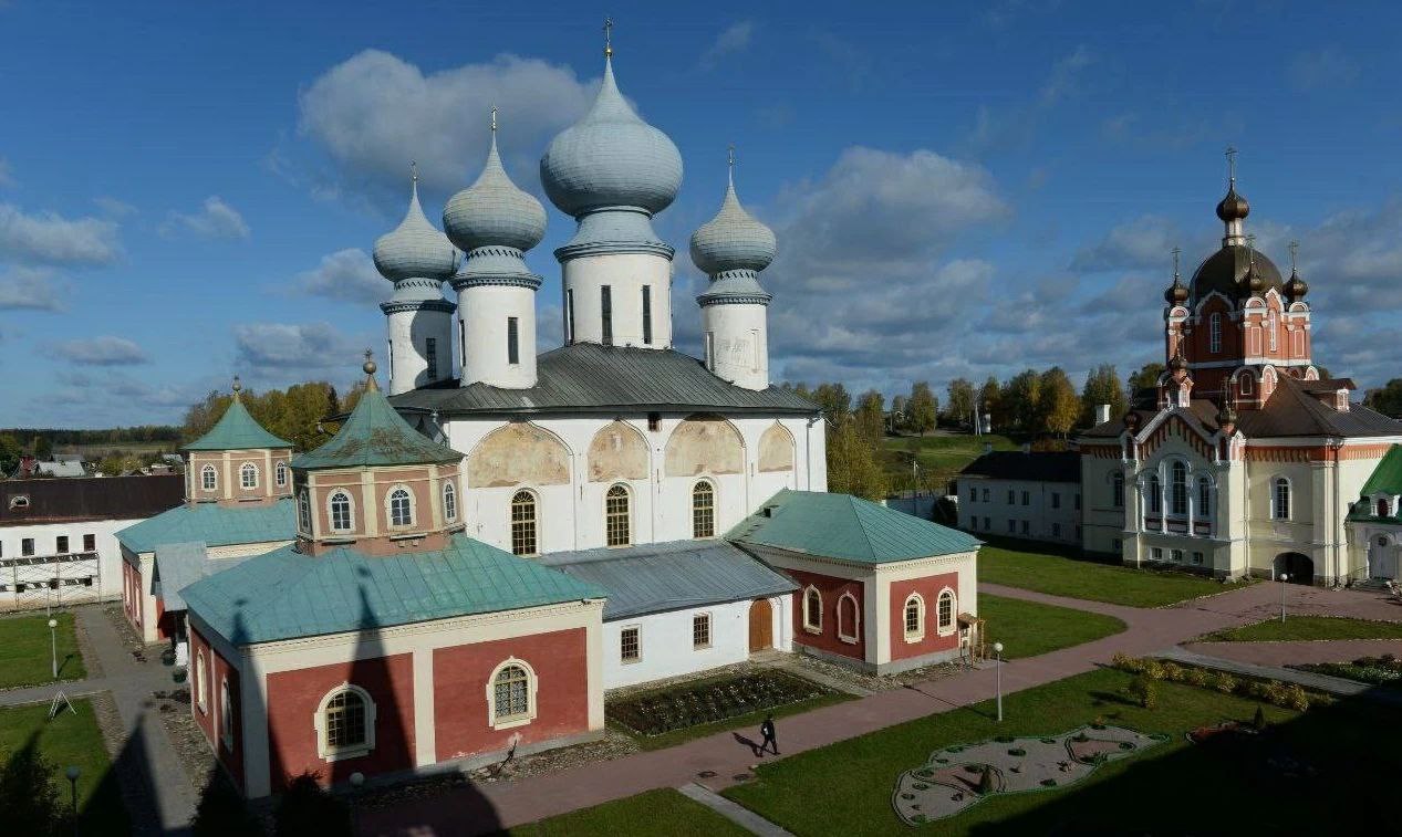 Столица Серебряного ожерелья в 2025 году нарастила турпоток на 18 Город Тихвин Ленинградской области который в этом году был выбран столицей проекта Серебряное ожерелье нарастил турпоток на 18 к уровню 2024 г Об этом на форуме Travel Hub в Санкт Петербурге сообщила заместитель председателя комитета по культуре и туризму Ленинградской области Ольга Голубева По состоянию на 15 ноября этого года турпоток в город уже превысил показатели за полный 2024 г на 7 2 составив 124 397 человек В перспективе турпоток в город может достигнуть порядка 200 000 человек Напомним что в мае этого года решением рабочей группы проекта Тихвин был выбран столицей Серебряного ожерелья на 2025 г Опрошенные изданием эксперты и участники туристического рынка полагают что увеличение турпотока в Тихвин во многом связано с тем что город в этом году получил звание столицы Серебряного ожерелья При этом темпы роста оказались выше чем общий прирост по регионам входящим в проект Подробнее в материале на нашем сайте t me drozdenko au lo Подпишитесь на Ведомости Северо Запад