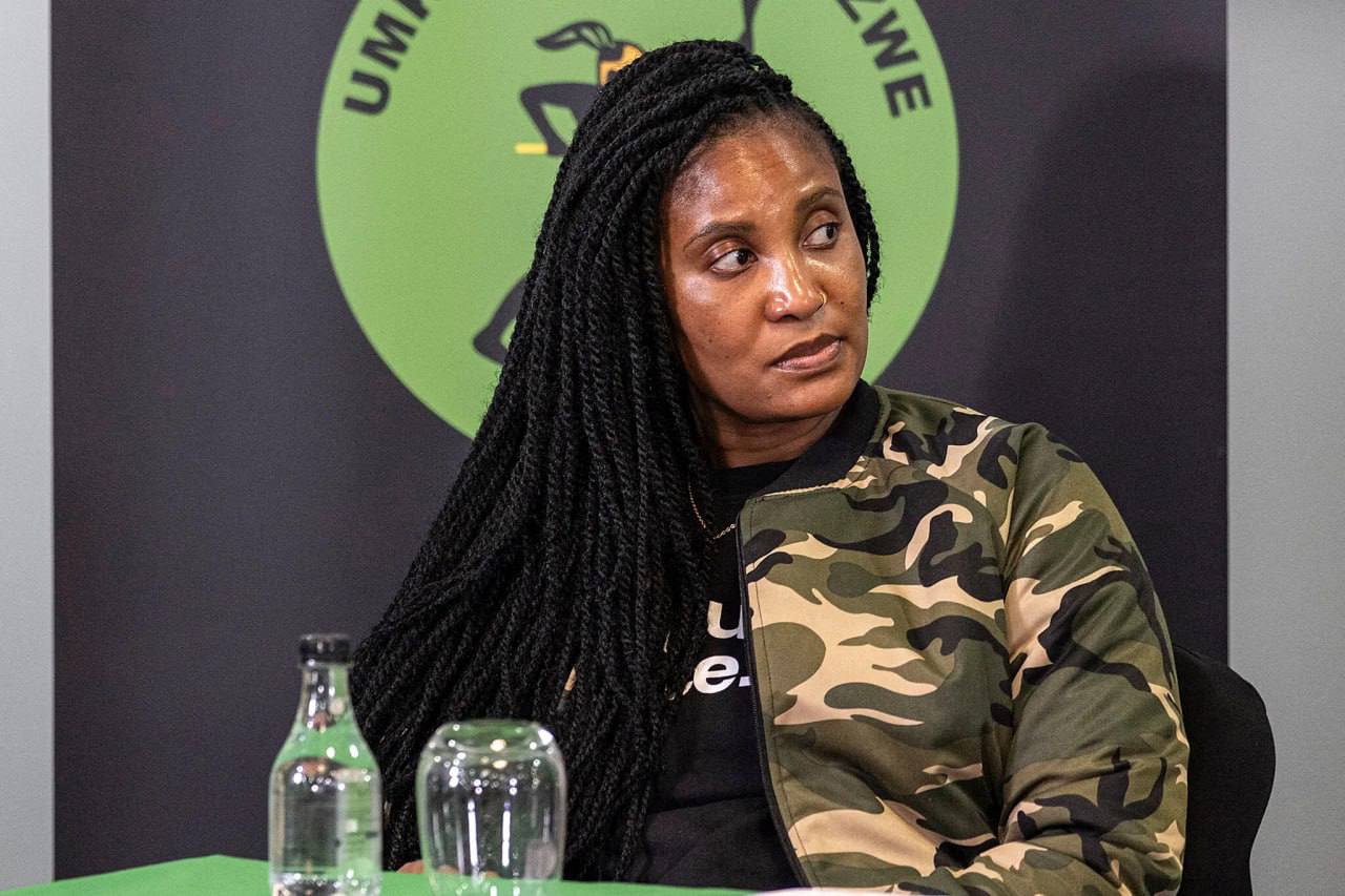 Дочь бывшего президента ЮАР Дудузиле Зума Самбудла обвиняется в вербовке южноафриканцев для войны в Украине на стороне России Об этом сообщает Bloomberg Против неё заведено уголовное дело в связи с которым она покинула свой пост члена парламента ЮАР Дудузиле обвиняется в вербовке примерно 20 молодых людей для службы в армии России Сама она вину отрицает Тем временем в ЮАР арестовали ещё четырех мужчин которые предположительно направлялись в Россию для участия в войне в Украине Лица были задержаны во время подготовки к посадке на рейс в Объединённые Арабские Эмираты перед последующим вылетом в Россию говорится в заявлении полицейского подразделения Ястребы которое проводило задержание Один из арестованных неназванный медийный деятель известный в ЮАР