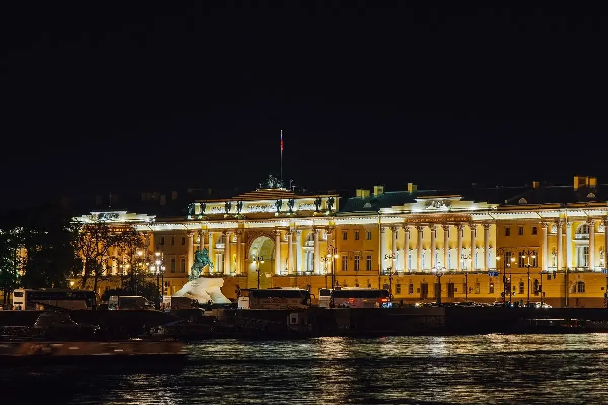 В САНКТ ПЕТЕРБУРГЕ СПРОГНОЗИРОВАЛИ ТУРПОТОК НА МАЙСКИЕ КАНИКУЛЫ Власти города рассчитывают принять порядка 1 миллиона человек что сопоставимо с показателями 2025 года Об этом журналистам сообщил глава комитета по развитию туризма Петербурга Евгений Панкевич Напомним что в 2025 с 1 по 11 мая город посетили около 1 миллиона гостей в том числе 275 000 путешественников которые приезжали на 1 день Отметим что в минувшую среду в Петербурге состоялось официальное открытие летнего сезона Ожидается что за лето туристический поток увеличится на 5 по сравнению с аналогичным периодом 2025 года В прошлом году город посетили 12 4 миллиона человек Читайте продолжение статьи на портале hotelier pro